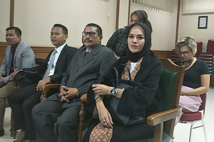 Nikita Mirzani (kanan depan) didampingi tim kuasa hukumnya hadir dalam sidang pertama gugatan cerainya terhadap Ahmad Dipo Ditiro Latief di Pengadilan Agama Jakarta Selatan, Rabu (1/8/2018).
