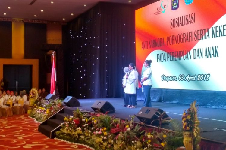 Ibu negara Iriana Jokowi saat menghadiri sosialisasi anti narkoba, pornografi dan kekerasan terhadap perempuan dan anak di Denpasar pada Selasa (3/4/2018) 