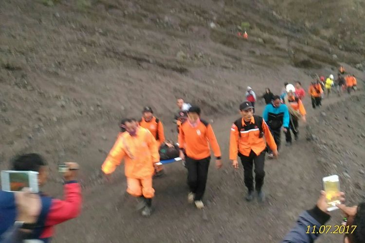 Tim gabungan evakuasi pendaki yang terjebak di Gunung Kelud, Kediri, Jawa Timur, Selasa (7/11/2017).