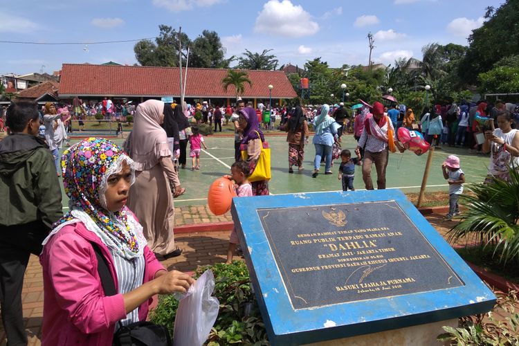 Ribuan warga kesal mengantre pendaftaran KIA di RPTRA Dahlia, Kelurahan Tengah, Jakarta Timur, Selasa (3/3/2018)