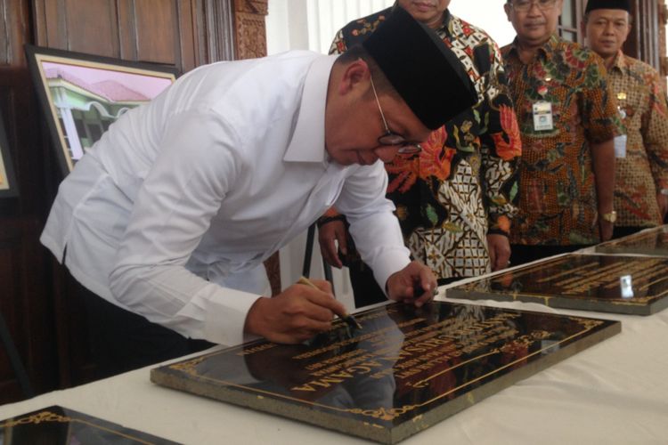 Menteri Agama Lukman Hakim Syaifuddin saat meresmikan KUA, Balai Nikah dan Gedung Manasik di Semarang, Rabu (24/1/2018).