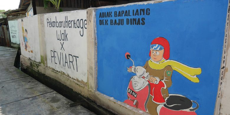 Mural di sepanjang tembok rumah penduduk di Kampung Bandar, Senapelan, Pekanbaru, Riau, Jumat (9/3/2018).