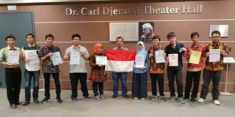 Evan Setiawan bersama delegasi Indonesia lainnya berfoto bersama.