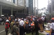 Lantai Balkon Gedung BEI Ambrol, Saksi Mata Rasakan Getaran Kencang