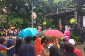 Hujan T ak Menyurutkan Semangat Warga Datang ke Festival Bongsang