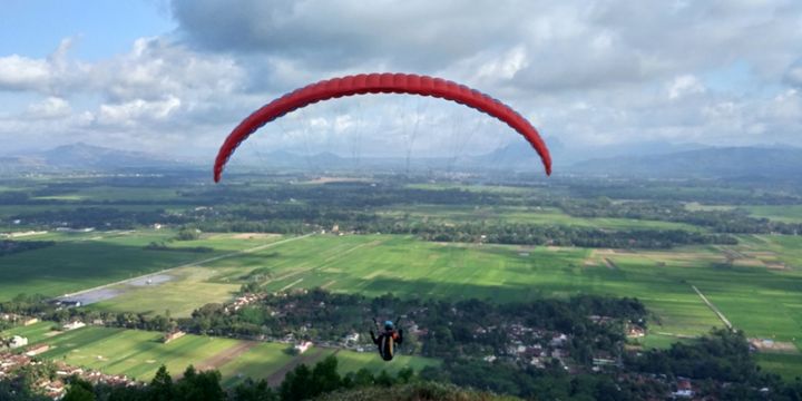 Peserta Paralayang lepas landas, diantara pemandangan yang indah terhampar luas (01/07/2018)