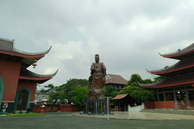 Sam Poo Kong merupakan salah satu destinasi favorit di Semarang, Jawa Tengah. Terdapat patung Laksamana Cheng Ho yang terbuat dari perunggu dengan tinggi 12 meter.