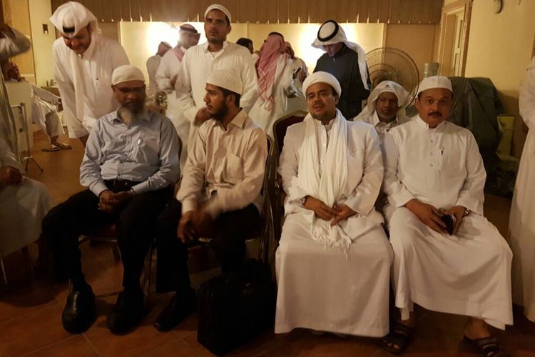 Pimpinan Front Pembela Islam Rizieq Shihab berbuka puasa bersama Zakir Naik di kediaman Syekh Kholid Al Hamudi di Arab Saudi pada Selasa (13/6/2017).