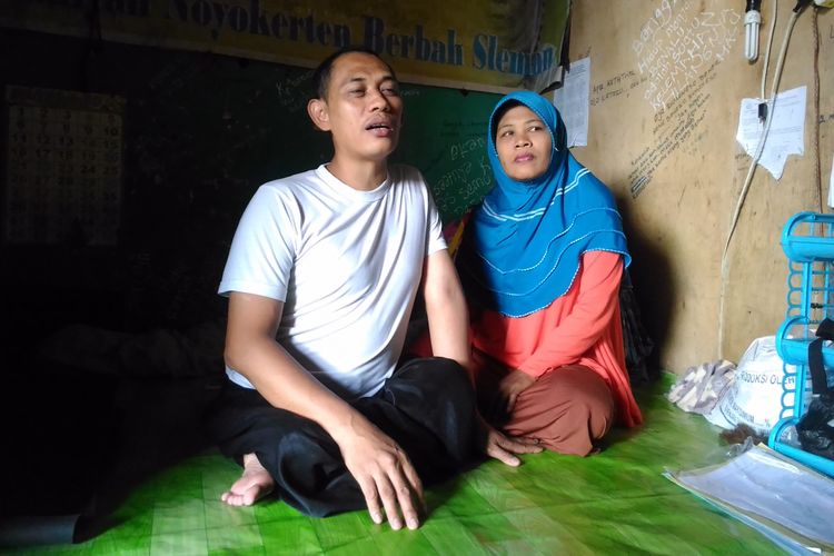 Sunarto (42) bersama istri, Sukinah (42) ketika ditemui di rumah kontrakannya di RT 29/9 Kampung Rejowinangun, Kelurahan Rejowinangun, Kecamatan Kotagede, Kota Yogyakarta, Rabu (12/7/2017).