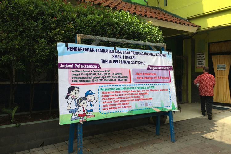  SMPN 1 Kota Bekasi membuka pendaftaran untuk sisa bangku kosong usai Pendaftaran Peserta Didik Baru (PPDB) Online tingkat SD dan SMP di Kota Bekasi, Kamis (13/7/2017)