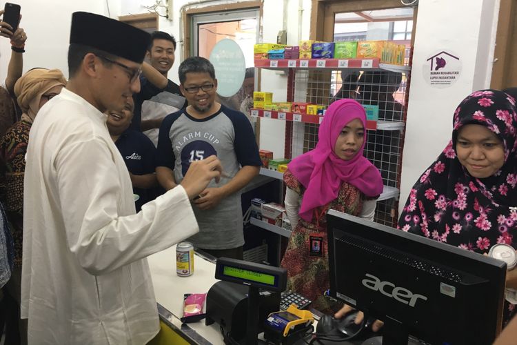 Wakil Gubernur DKI Jakarta terpilih Sandiaga Uno, saat meresmikan OK-OCE Mart Kopkar Yapi Al Azhar, Rawamangun, Jakarta Timur, Minggu (16/7/2017).