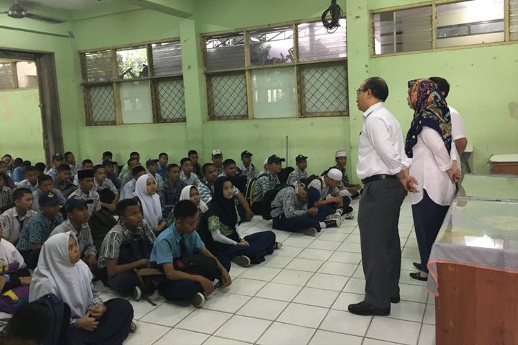Siswa SMKN 13 Kota Bekasi yang menumpang di sekolah induk SMKN 1 Kota Bekasi, Rabu (19/7/2017).