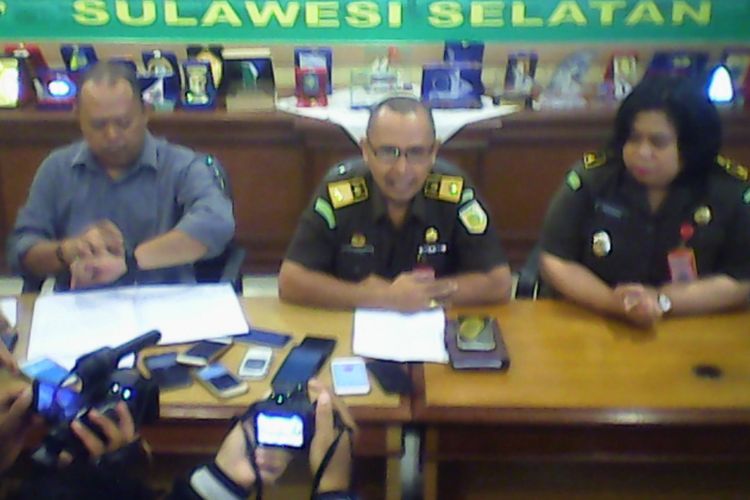 Asisten Tindak Pidana Khusus, Tugas Utoto didampingi Kasipenkum Kejati Sulselbar, Salahuddin mengumumkan penetapan Bupati Takalar, Burhanuddin Baharuddin sebagai tersangka korupsi, Kamis (20/7/2017).