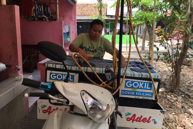 Gosok keliling di Kota Bekasi milik Adel Herawati (32) saat ditemui di kediamannya daerah Pekayon, Kota Bekasi, Jumat (21/7/2017). 