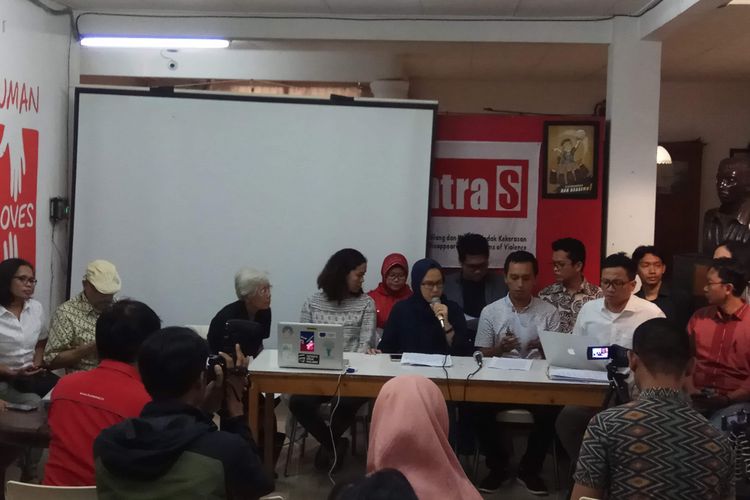 Koalisi Masyarakat Sipil Tolak Perppu Ormas menggelar konferensi pers di kantor Komisi Untuk Orang Hilang dan Korban Tindak Kekerasan (Kontras), Kwitang, Jakarta Pusat, Senin (24/7/2017).