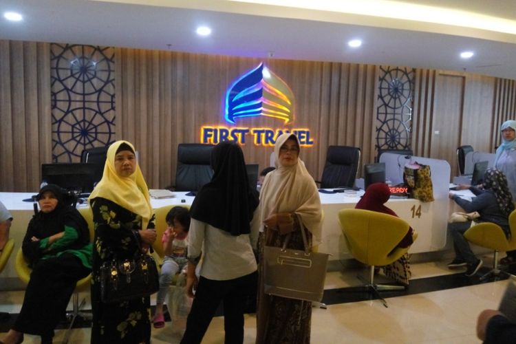 Para calon jamaah umrah ramai-ramai mendatangi Kantor Pusat First Travel yang berada di Green Tower, Jalan TB Simatulang, Jakarta Selatan, Senin (24/7/2017) pagi. Kebanyakan dari mereka datang untuk menuntut pengembalian uang yang sudah mereka setorkan.