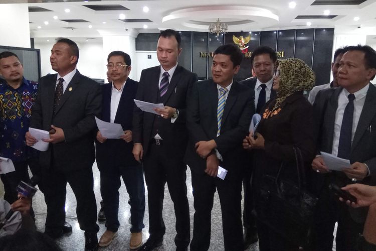 Poolitisi Partai Gerindra sekaligus Pembina Advokat Cinta Tanah Air (ACTA), Habiburrokhman, bersama tim kuasa hukumnya saat mengajukan uji materi terkait aturan pencalonan presiden dan wakilnya dalam UU pemilu terhadap Undang-Undang Dasar 1945 ke Mahkamah Konstitusi, Jakarta Pusat, Senin (24/7/2017).