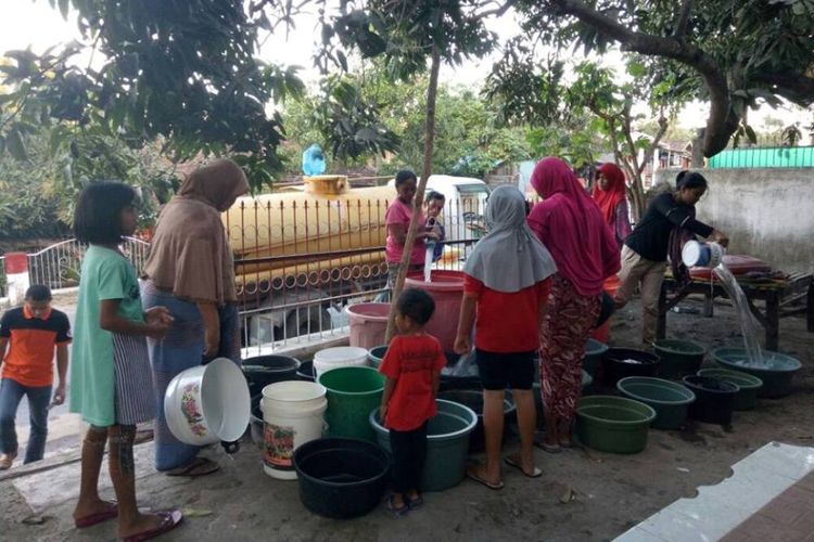Warga mengantre mengambil air bersih bantuan dari BPBD Kabupaten Bima, Selasa (25/7/2017). Sejak Juni 2017, warga Bima krisis air bersih.