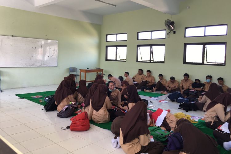 Lebih dari 100 siswa yang belajar di SMAN 18 Kota Bekasi tanpa menggunakan kursi dan meja. Alhasil siswa pun harus belajar lesehan di lantai hanya beralaskan karpet, Rabu (26/7/2017). 