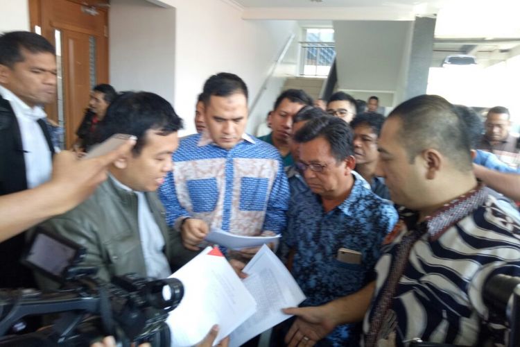 Saipul Jamil dan tim kuasa hukum berembuk sebelum sidang kasus suap yang menjerat Saipul di Pengadilan Tipikor, kawasan Gunung Sahari, Jakarta Pusat, Rabu (26/7/2017).