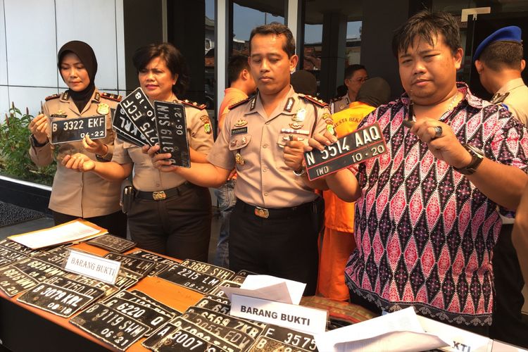 Polres Metro Bekasi Kota tangkap pelaku sindikat pencurian motor di Bekasi, Jumat (28/7/2017).