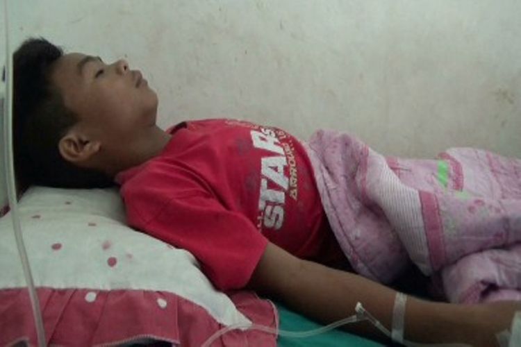 Gusti (14), seorang siswa kelas VIII SMP swasta Salu Mandalle, dirawat di Rumah Sakit Bunua Mamase, Kabupaten Mamasa, sejak Rabu lalu.