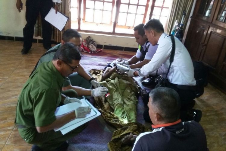 IDENTIFIKASI --Tim Identifikasi Polres Ponorogo melakukan identifikasi jasad kakek Makin (65) dilaporkan tewas gantung diri di Dukuh Malang, Desa Lembah  Kecamatan Babadan, Kabupaten Ponorogo, Senin ( 31 / 7 / 2017) siang.