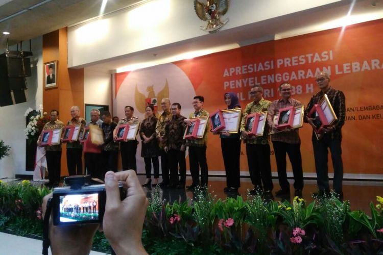Sejumlah menteri dan pimpinan instansi lembaga/BUMN menerima penghargaan dari UKP Pancasila karena berhasil menjaga kelancaran mudik Lebaran 2017, Jakarta, Selasa (1/8/2017).