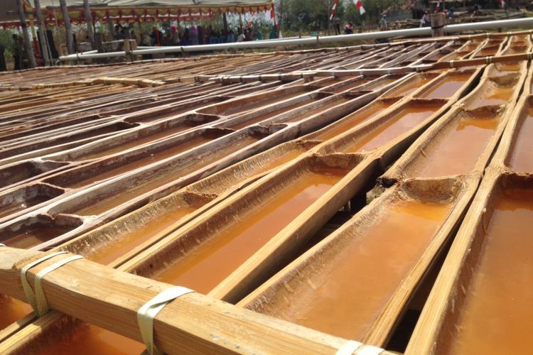 Bambu berisi air tanah dijemur untuk membuat garam di Grobogan, Rabu (2/8/2017)