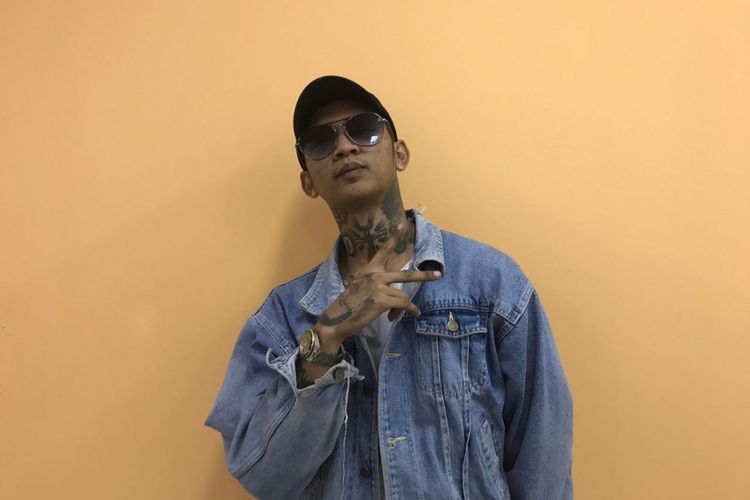 Young Lex berpose saat berkunjung ke radaksi Kompas.com di Gedung Kompas Gramedia, Pal Merah, Jakarta Pusat, Jumat (4/8/2017)