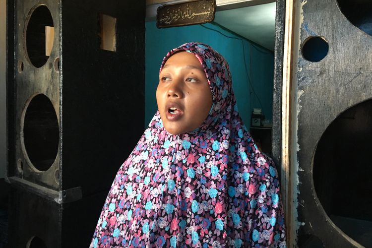 Siti Zubaidah (25), istri dari MA, pria di Bekasi yang dibakar hidup-hidup karena dituduh mencuri amplifier mushala, saat ditemui di kediamannya, Kampung Jati, Desa Cikarang Kota, Cikarang Utara, Kabupaten Bekasi, Minggu (6/8/2017).