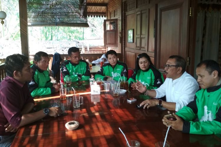 Paguyuban Go-Jek Magelang mengadu ke Suryoyudho and Partner terkait rencana Pemerintah Kota Magelang yang akan menutup ojek daring berbasis aplikasi itu, Senin (7/8/2017).