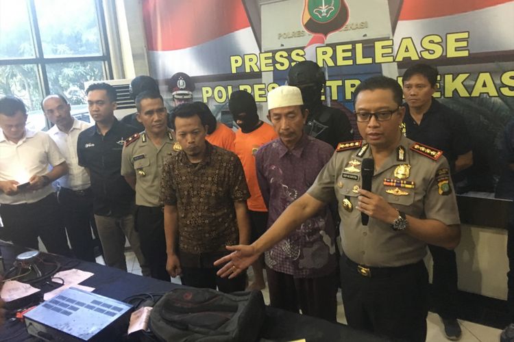 Kapolres Metro Bekasi Kota, Kombes Asep Adi Saputra mengatakan ada dua orang yang menjadi tersangka pembakaran MA di Polres Metro Bekasi, Kabupaten Bekasi, Senin (7/8/2017). 