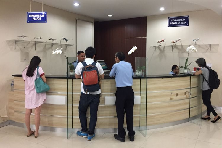 Suasana ruang tunggu pemohon paspor di kantor Imigrasi Bandara Soekarno-Hatta, Tangerang, Selasa (8/8/2017). Tidak lagi nampak kepadatan antrean pemohon paspor setelah sistem pendaftaran online diterapkan di sejumlah kantor Imigrasi seluruh Indonesia.