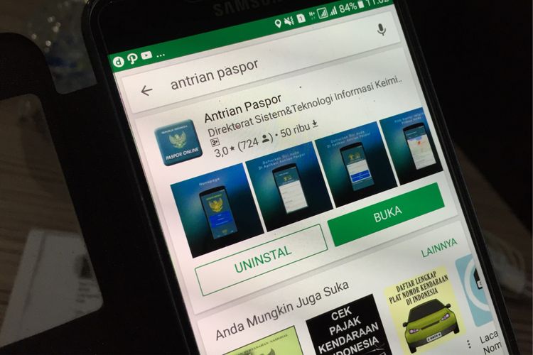 Tampak aplikasi Antrian Paspor di Google PlayStore bagi pengguna Android yang memungkinkan pemohon paspor mendaftar permohonan paspor secara online. Sistem baru ini meminimalisir antrean pemohon paspor yang biasanya menumpuk di kantor-kantor Imigrasi.