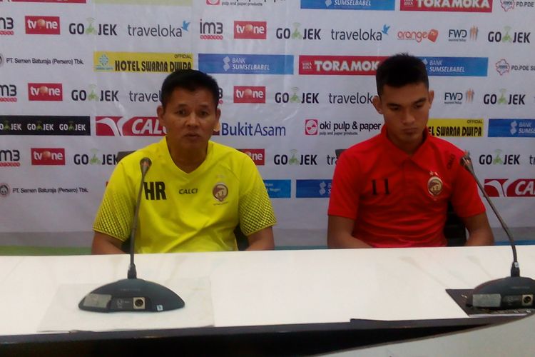 Hartono Ruslan bersama pemain Sriwijaya FC, Zalnando. 