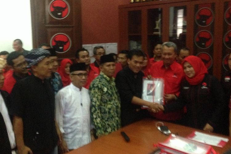 Bupati Kudus Musthofa menyerahkan berkas pendaftaran ke PDIP Jateng di Semarang, Rabu (9/8/2017).