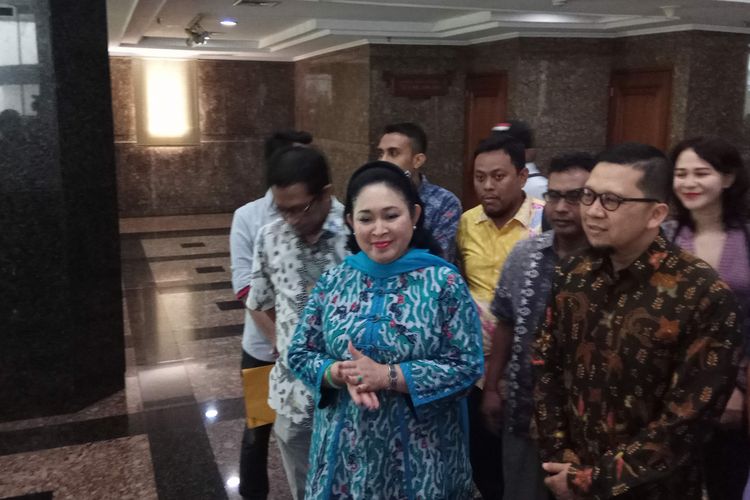 Wakil Ketua Dewan Pakar Partai Golkar, Siti Hediati Hariyadi (Titiek Soeharto) dan Ketua Gerakan Muda Partai Golkar (GMPG) Ahmad Doli Kurnia usai pertemuan di Gedung Granadi, Kuningan, Jakarta Selatan, Jumat (11/8/2017).