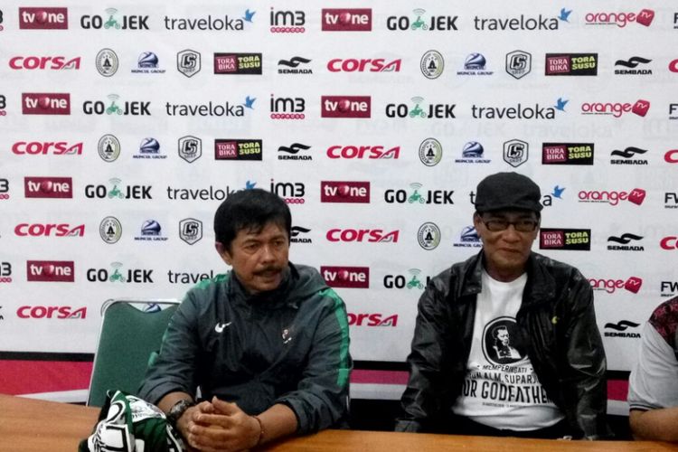 Pelatih timnas U-19 Indonesia, Indra Sjafri, dan pelatih PSS Sleman, Freddy Mulli, saat jumpa pers usai laga uji coba, Sabtu (12/8/2017).