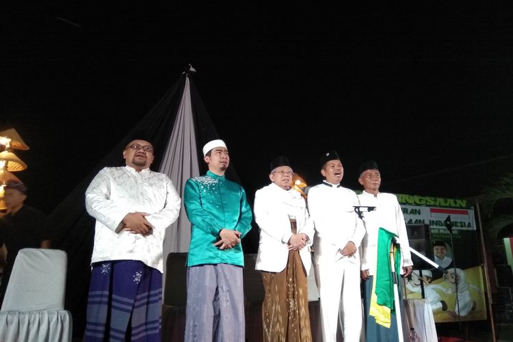  Rais Aam PBNU KH Maruf Amin bersama Bupati Purwakarta Dedi Mulyadi mengikuti pengajian akbar di Pondok Pesantren Manarul Huda Kecamatan Setu, Kabupaten Bekasi, Selasa (15/8/2017) malam. Pada kesempatan itu, Maruf Amin mendukung penerapan pola pendidikan lima hari berbasis madrasah atau pondok pesantren di Purwakarta.
  