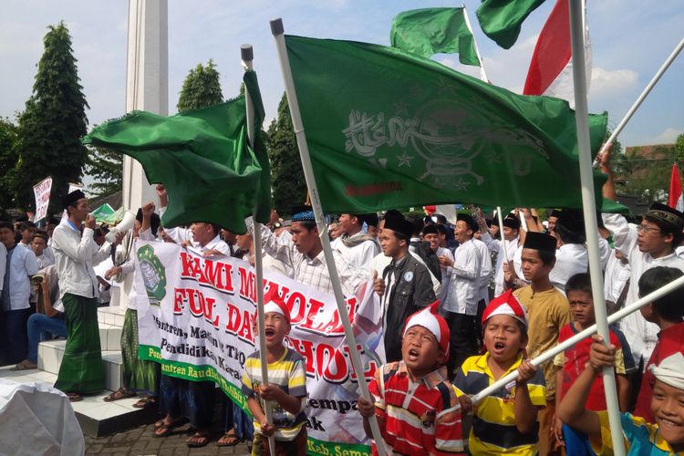 Ribuan massa dari ormas keagamaan Nahdlatul Ulama (NU) dan berbagai badan otonom di bawahnya, serta santri dari Madrasah Diniyah (Madin) dan Taman Pendidikan Quran (TPQ) menggelar aksi unjuk rasa di Kantor Bupati Semarang, Jumat (18/8/2017) siang.