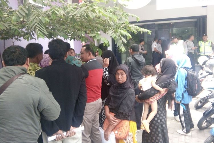 Puluhan warga Demak menggeruduk kantor Bank Mandiri di Jalan Sultan Fatah Demak,  menanyakan legalitas voucher UNSwissindo, Jumat (18/8/2017).