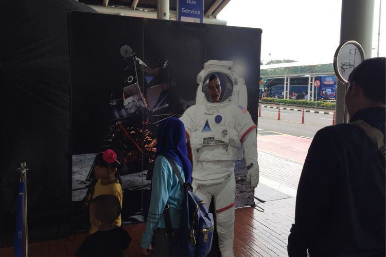 Pengunjung Bandara Soekarno-Hatta menikmati pertunjukkan visual melalui Mobile Planetarium yang disediakan di Terminal 1C, Minggu (20/8/2017). Mobile Planetarium diadakan sebagai sarana edukasi dan hiburan bagi pengunjung bandara, terutama anak-anak.
