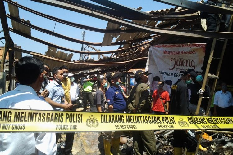 Tim Labfor Polri saat menyelidiki penyebab kebakaran Pasar Pagi Kaliwungu Kendal. 