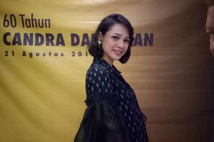 Andien berpose pada 60 Tahun Candra Darusman sekaligus peluncuran Buku Perjalanan Sebuah Lagudan dua single Kau dan Rintangan yang digelar di Shoemaker Studio, Cikini, Jakarta Pusat, Senin (21/8/2017).