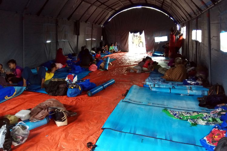 Ratusan warga korban banjir di Kecamatan Taliabu Barat, Kabupaten Pulau Taliabu, Maluku Utara berada di lokasi pengungsian, Jumat (25/8/2017)