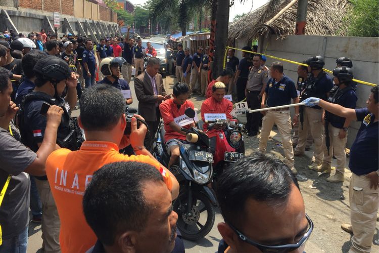 Polres Tangerang Selatan menggelar rekonstruksi kasus pembunuhan terhadap nenek Elih (73) di pos ormas Pemuda Pancasila, Lengkong Karya, Kota Tangerang Selatan, Rabu (30/8/2017).
