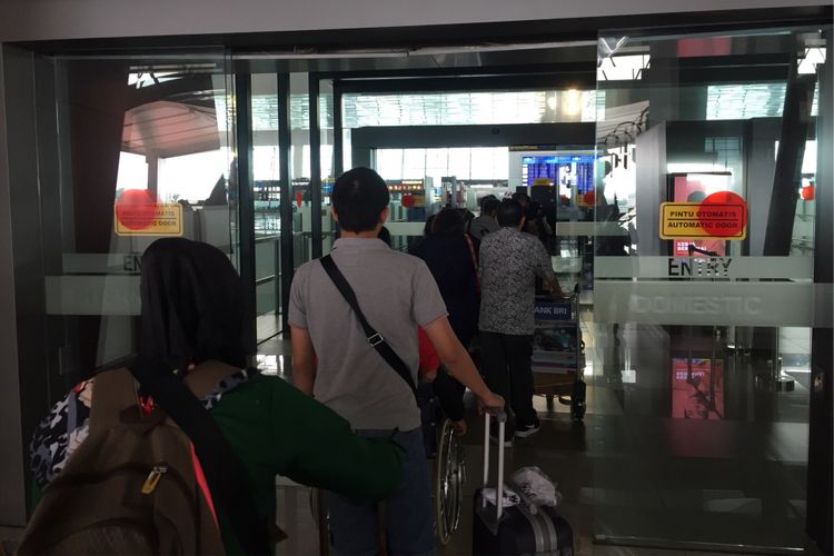Suasana pintu masuk Terminal 3 Bandara Soekarno-Hatta, Tangerang, jelang long weekend pekan ini, Kamis (31/8/2017) siang. Pergerakan penumpang di bandara ini diprediksi meningkat pada libur panjang kali ini.