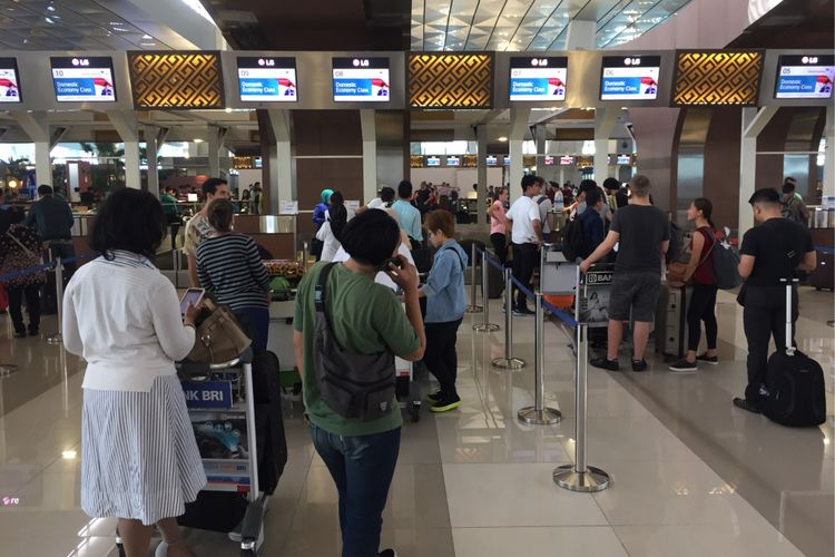 Suasana pintu masuk Terminal 3 Bandara Soekarno-Hatta, Tangerang, jelang long weekend, Kamis (31/8/2017) siang. 