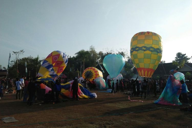 Para peserta menyiapkan berbagai bahan untuk menerbangkan balon dalam festival balon udara di Desa Nongkodono, Kecamatan Kauman, Kabupaten Ponorogo, Jawa Timur, Minggu ( 3/9/2017).